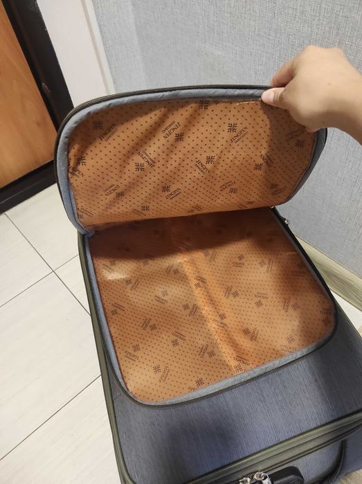 Продам дорожный чемодан