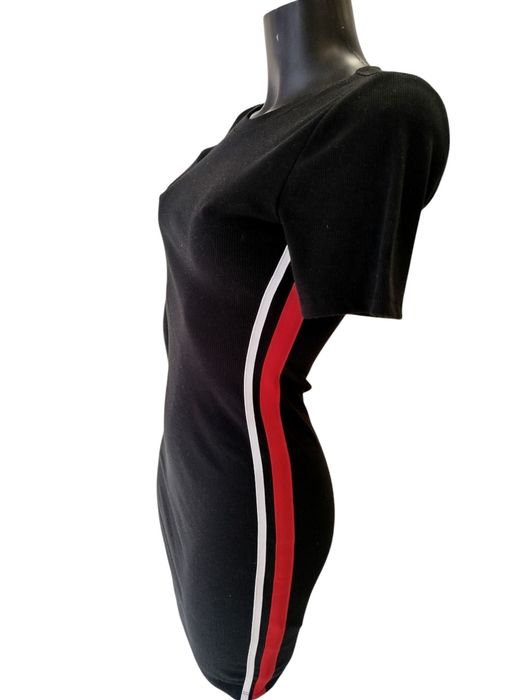 Черна рокля с бяла и червена лента