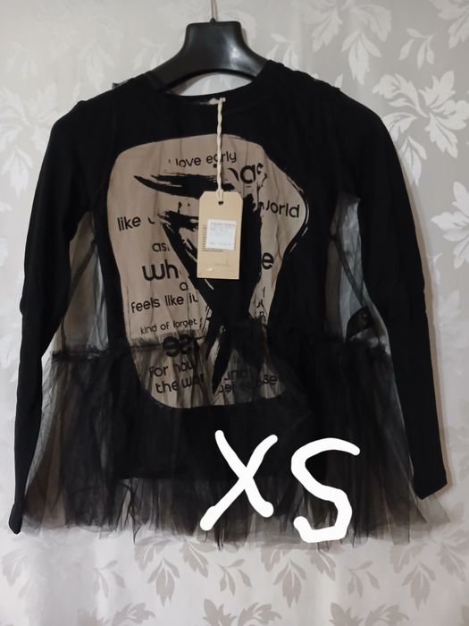 Дамски дрехи от затворен магазин.