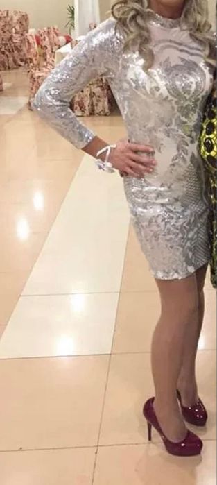 Официална сребриста рокля с пайети