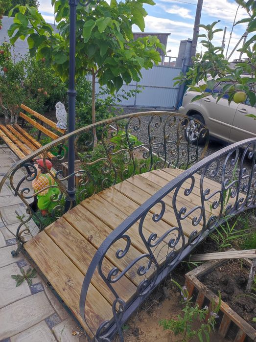 Садовый мостик кованый