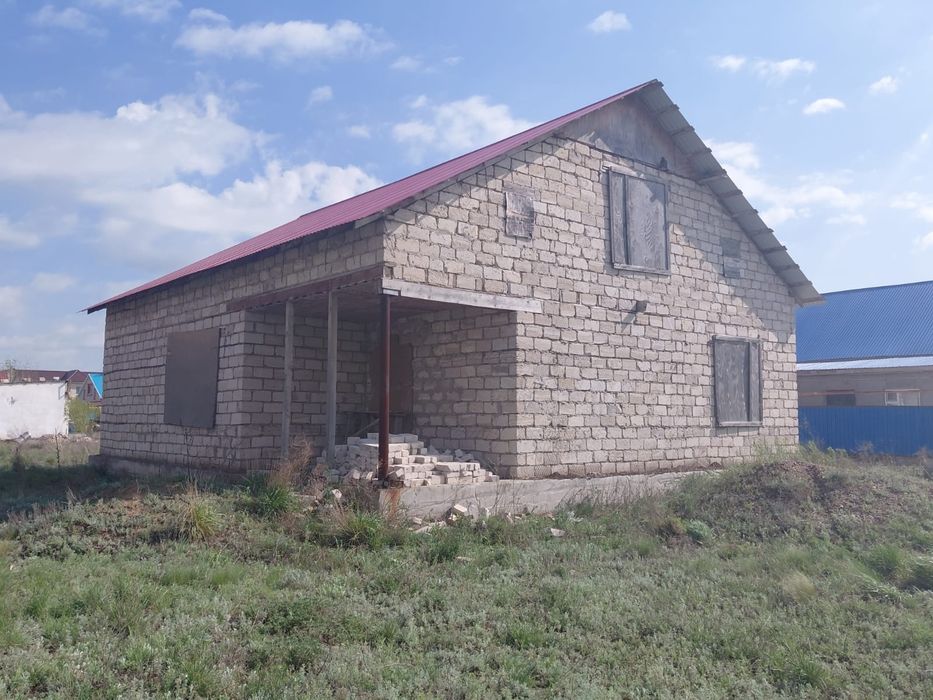 Продам  недостроенный   дом  в  районе  Кызылжар  2   земельный   учас
