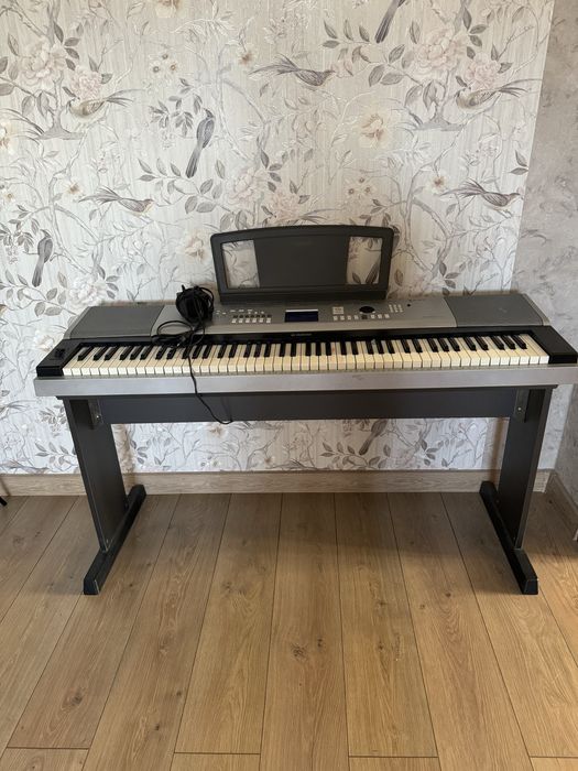 Продам синтезатор