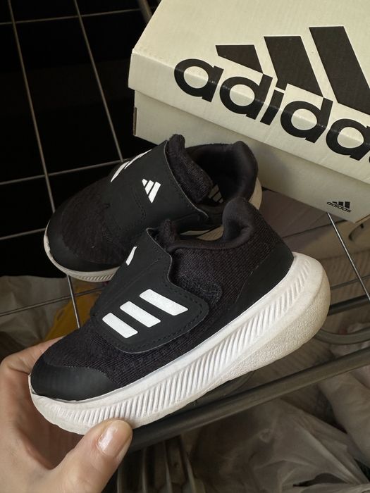 Продам кроссовки Адидас