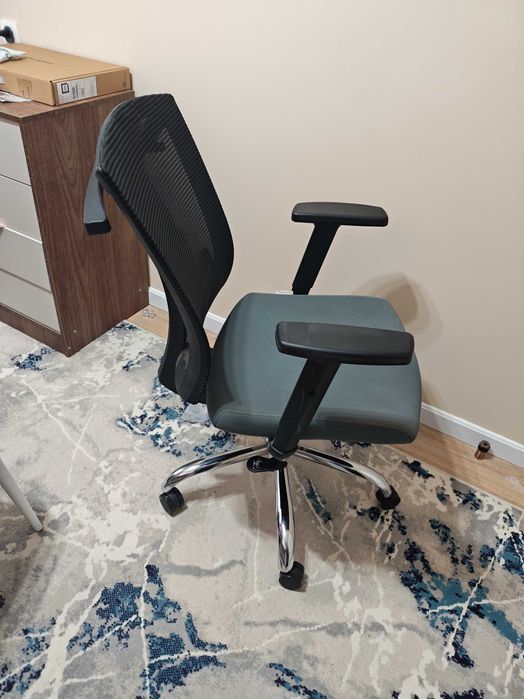 Компьютерное кресло с сетчатой спинкой