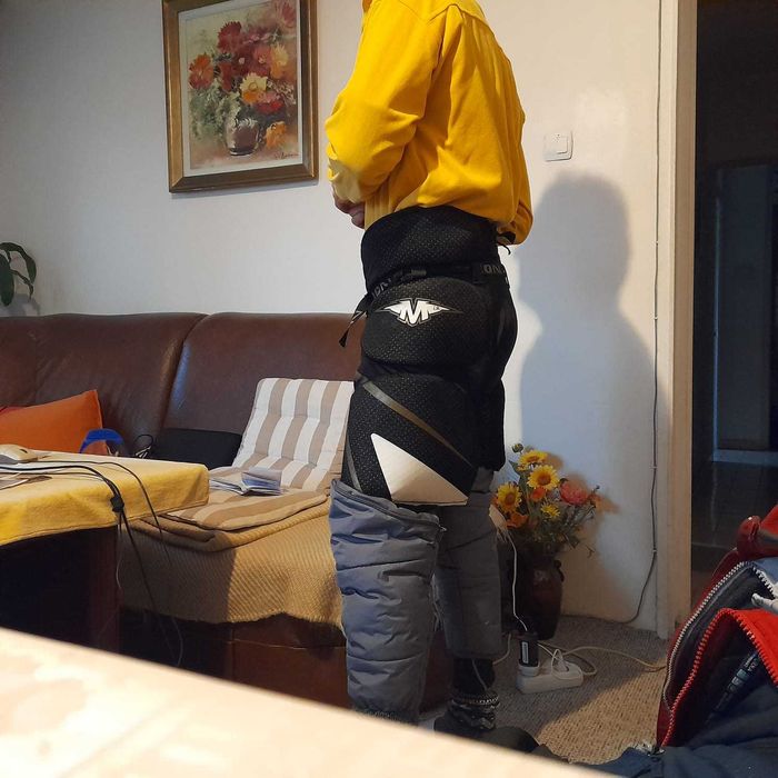 Echipament de hochei (pantaloni, tibiere, tricouri)