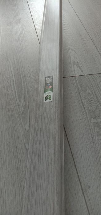 Продам плинтус "Ясень серый 253"