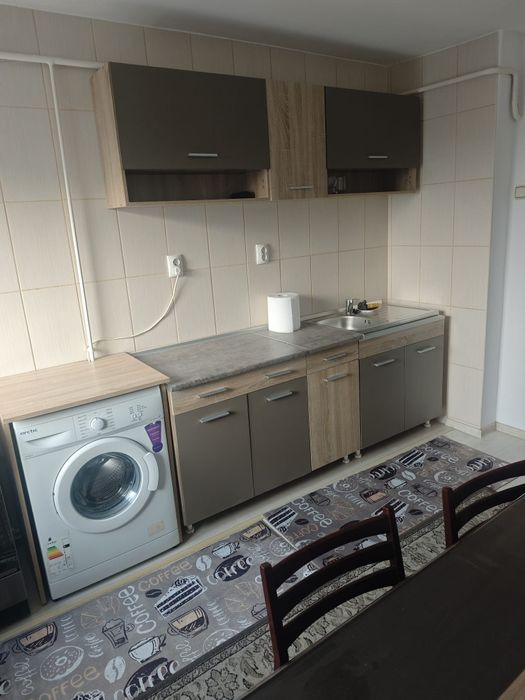 La închiriere,apartament cu trei camere