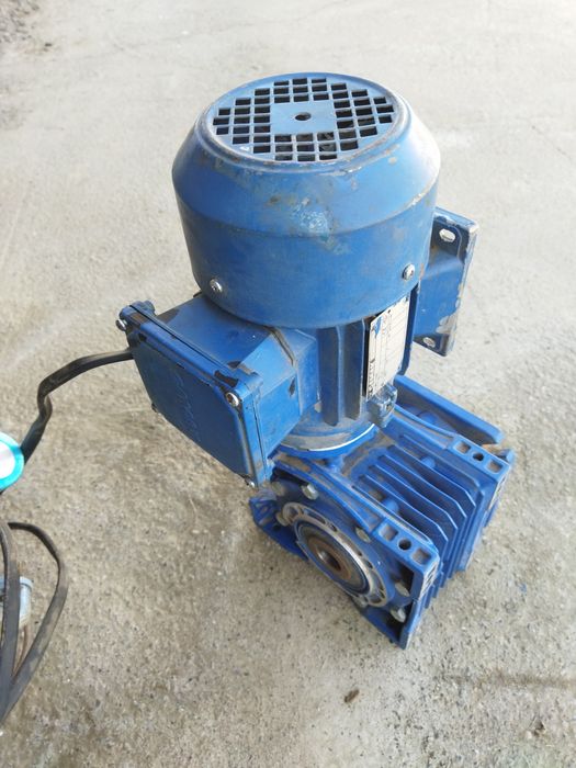 Электродвигатель. 300000₸.380/220w.