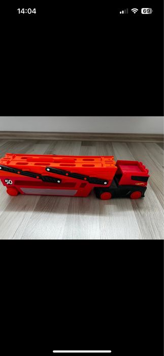 Camion transportator de masinute