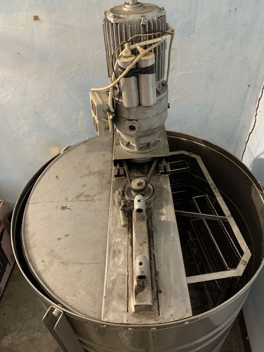 Centrifugă apicolă electrică 4 rame artizanală