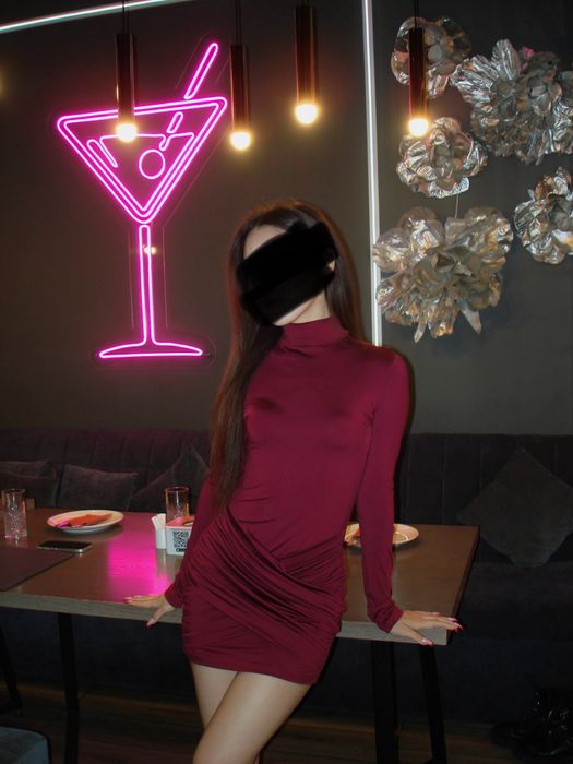 Платье мини бордовое