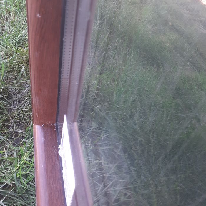 Drujbă și geam de vânzare.