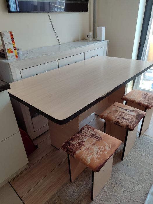 Стол с табуретками для кухни