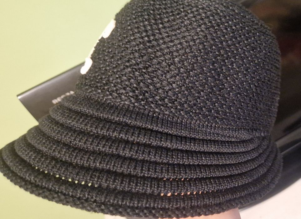 Черна дамска шапка