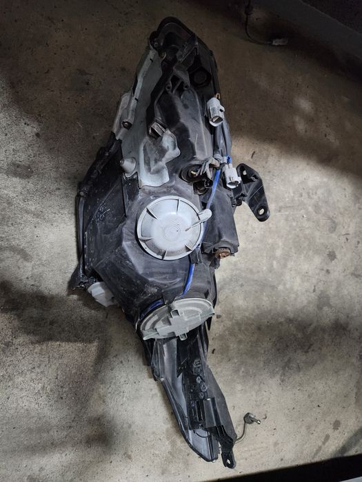 Десен фар за Toyota Avensis T27