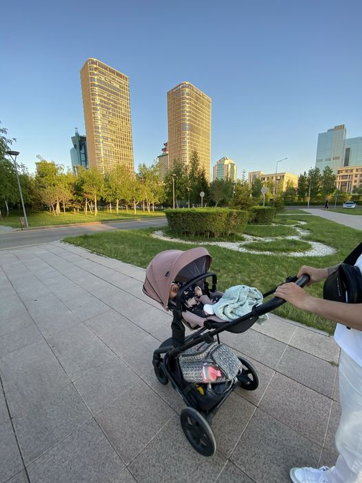 Коляска для девочки EASYWALKER HARVEY в отличном состоянии