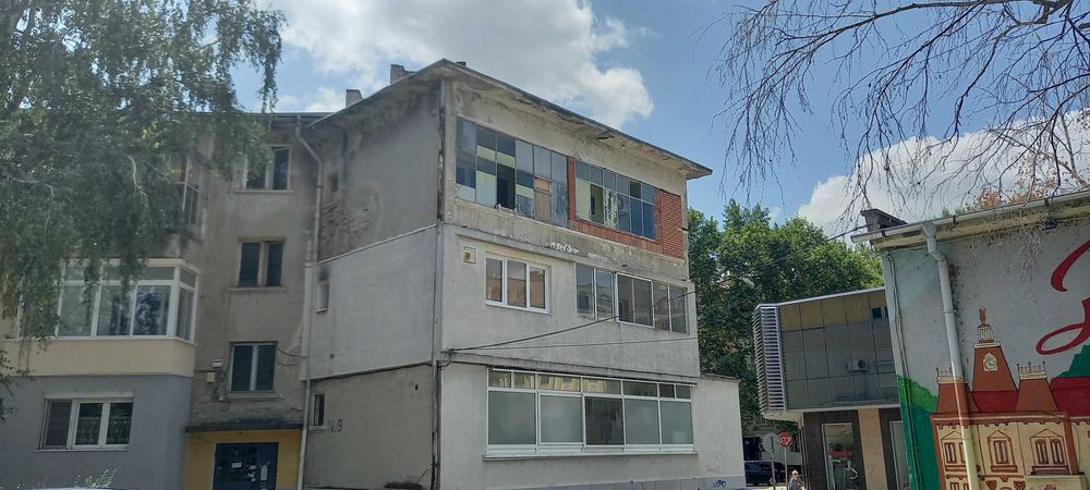 Продавам тристаен апартамент, идеален център - 90кв.м.