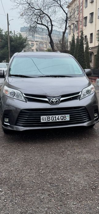 Автомобил TOYOTA SIENNA минивен