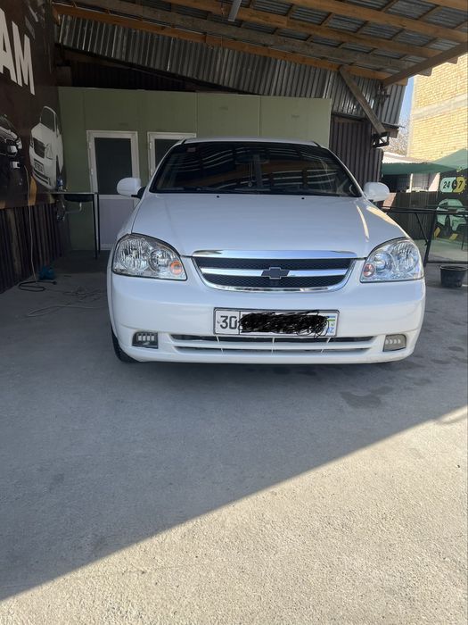 Idal xolat tayor chixol polik qilngan mejikar bor  tayor moshina