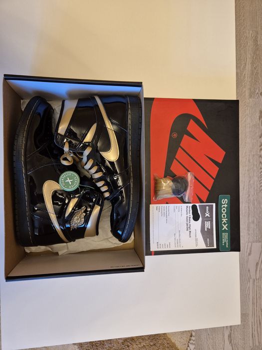 Air Jordan 1 Black Metallic Gold in stare noua, marimea 44