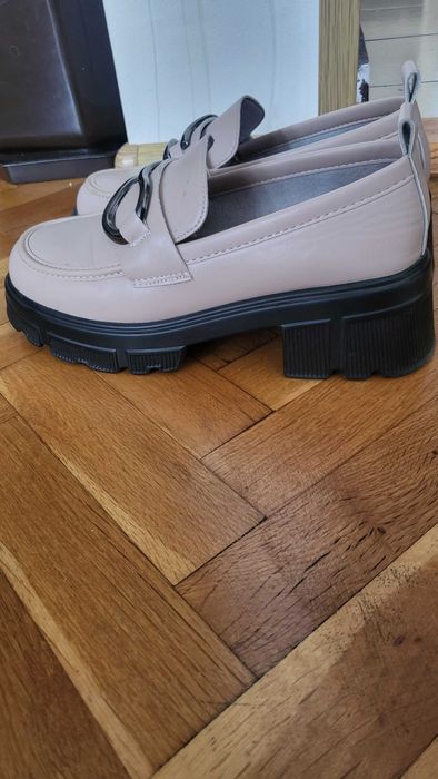 Лоуфъри цвят пудра