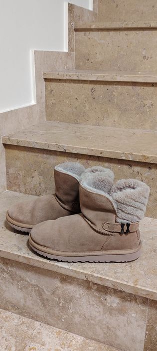 Vand încălțăminte UGG stare f. bună nr. 33-34 210 lei.