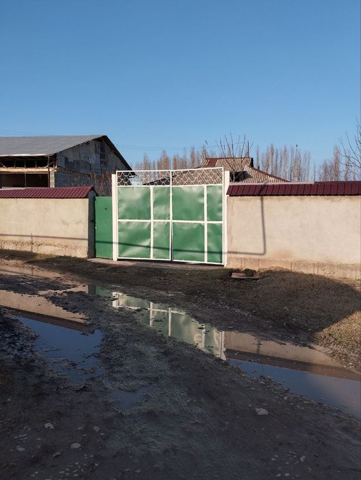 Uchastka sotiladi yer maydonlari bor maktab bogcha trassaga yaqinroq