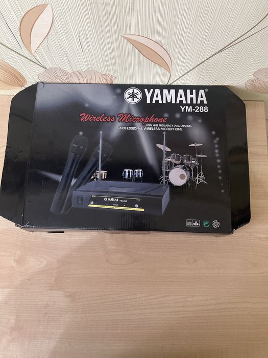 Продаю ресивер Yamaha с двумя микрофонами