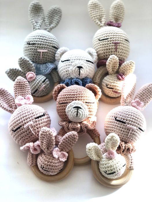 Ръчно плетени дрънкалки,клипсове за биберони,шапки