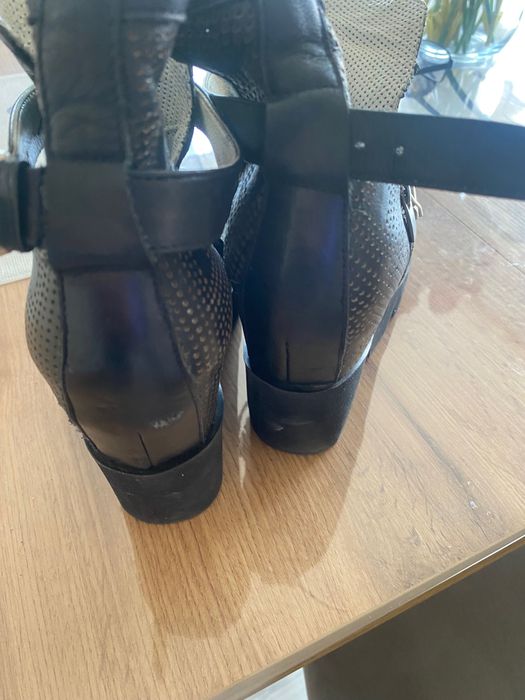 Обувки малко по високи от Джани