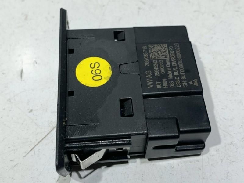 Modul / mufa incarcare USB Volkswagen Polo VI facelift AW 1.0 tsi DLAC