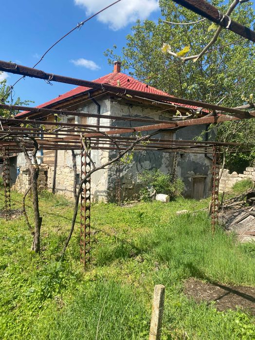 Каменна къща  с двор с. Вратарите на 35 км от Добрич и 60 км от Варна.