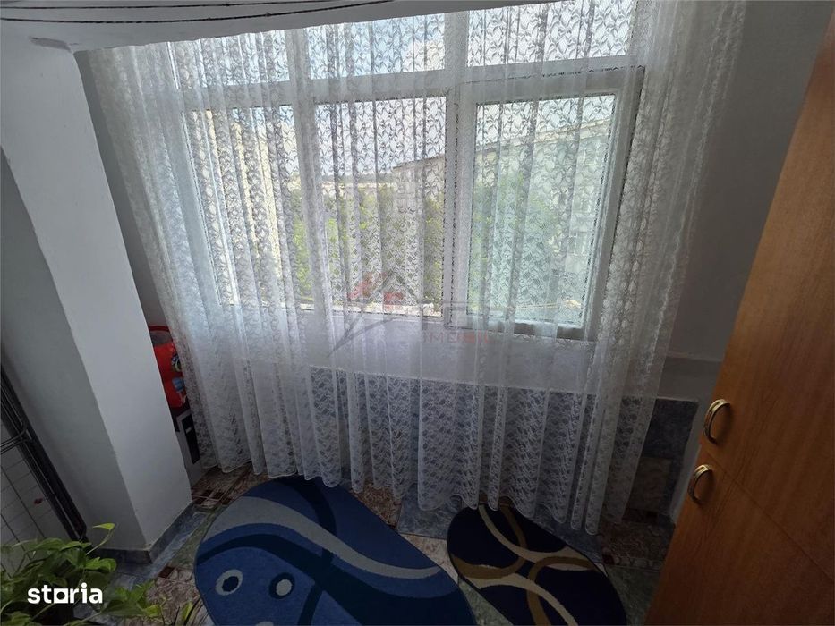 Dacia - 3 camere decomandat cu 2 bai, etaj intermediar