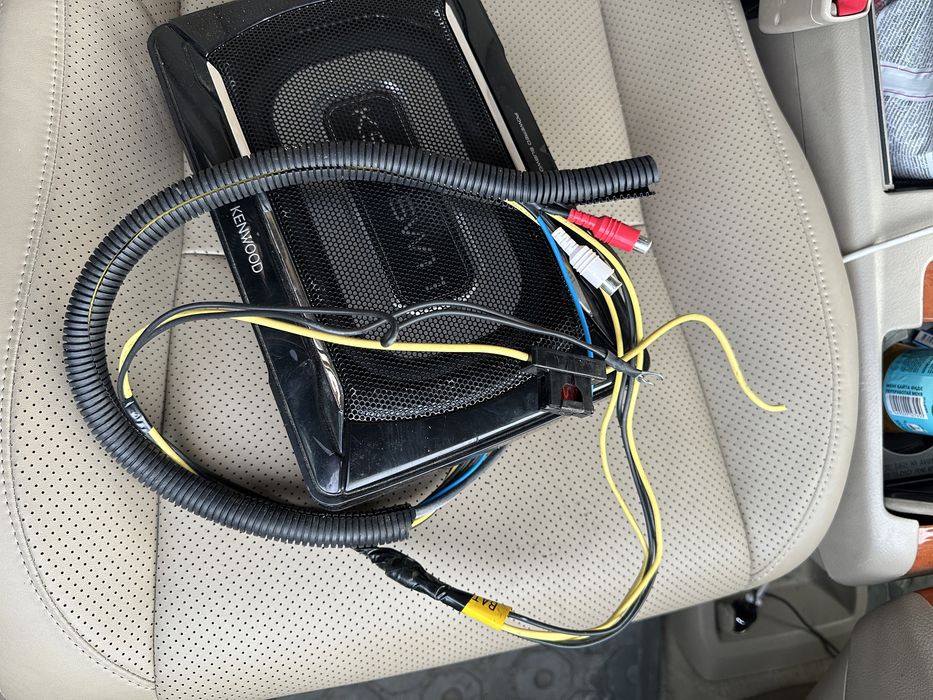 Сабуфер под седенья