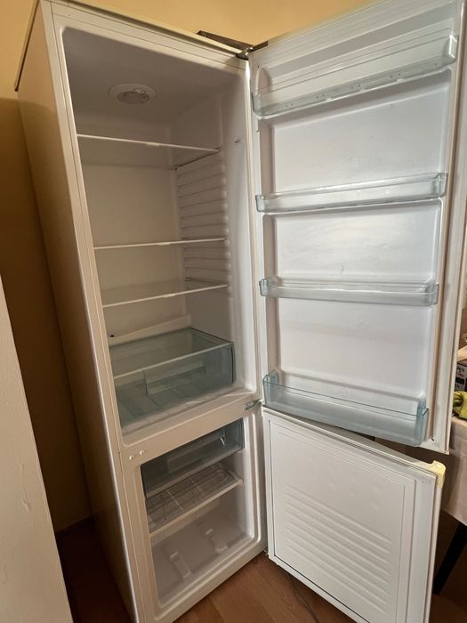 Хладилник с долен фризер Crown