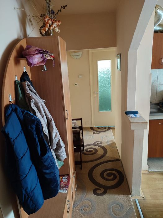Vând apartament cu doua camere.