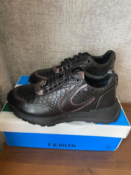 Продам новые кроссовки