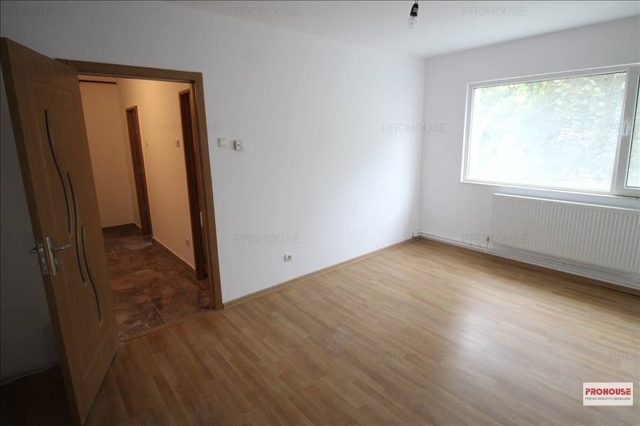 Proprietar ofer spre închiriere apartament 2 camere semi-decomandat