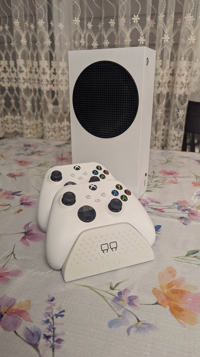 Xbox series s с два контролера