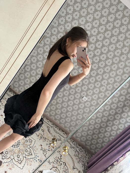 Стильное черное платье с оборками