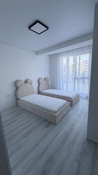 Doua paturi tapițate pentru copii