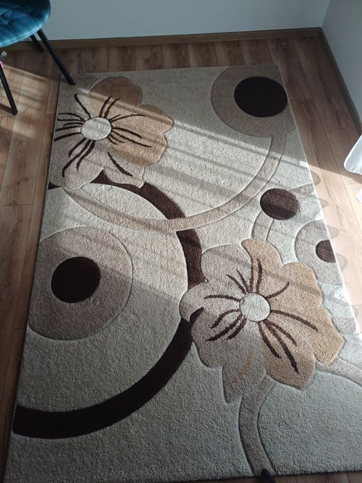 Covor bej cu flori