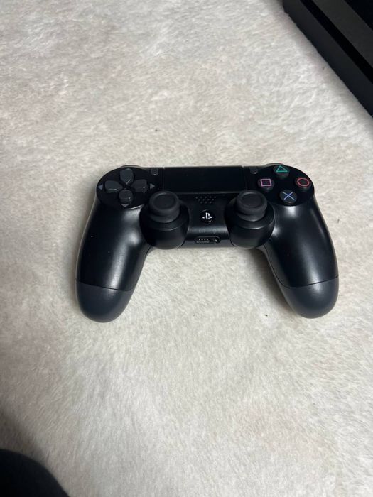 Продам PlayStation 4, большой комплект игр и аксессуаров