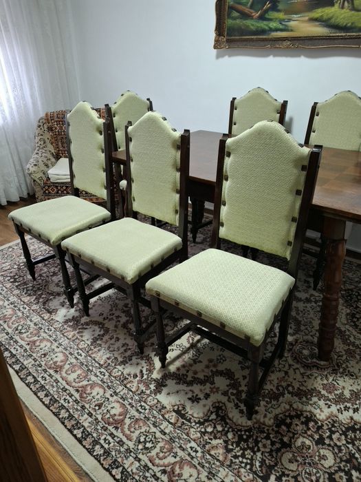 Vând masa din lemn masiv extensibila cu 6 scaune tapițate tip jilt.