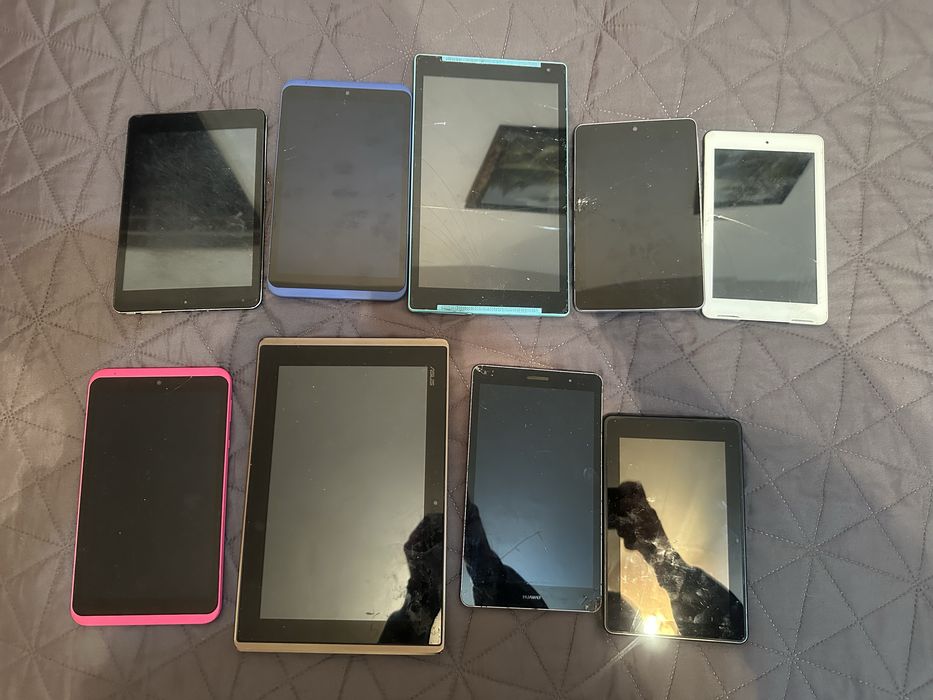 Vand tablete de piese