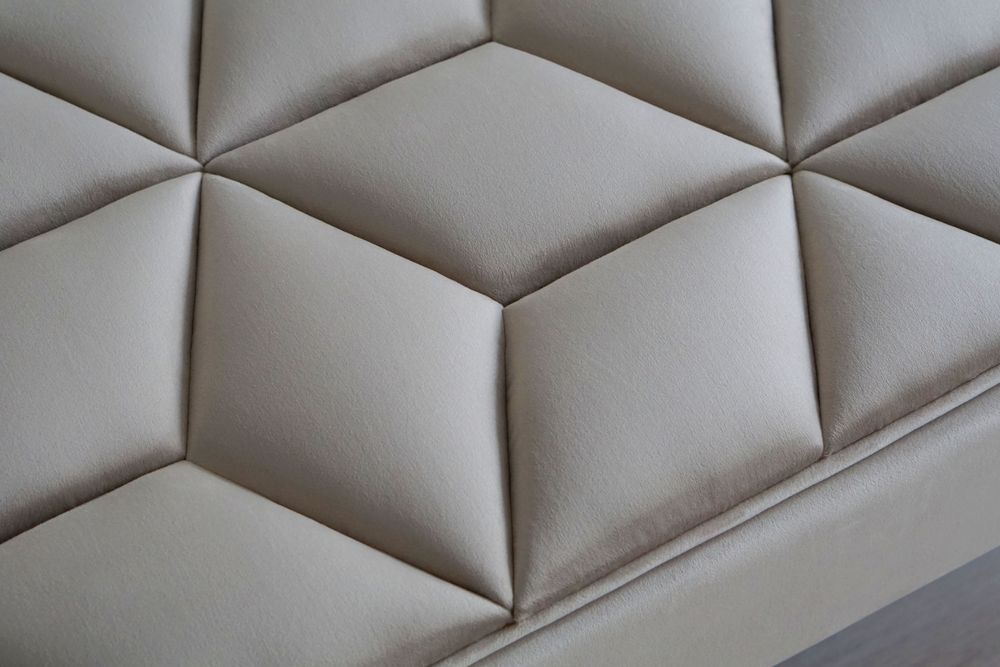 Bancheta din catifea bej cu forme hexagonale