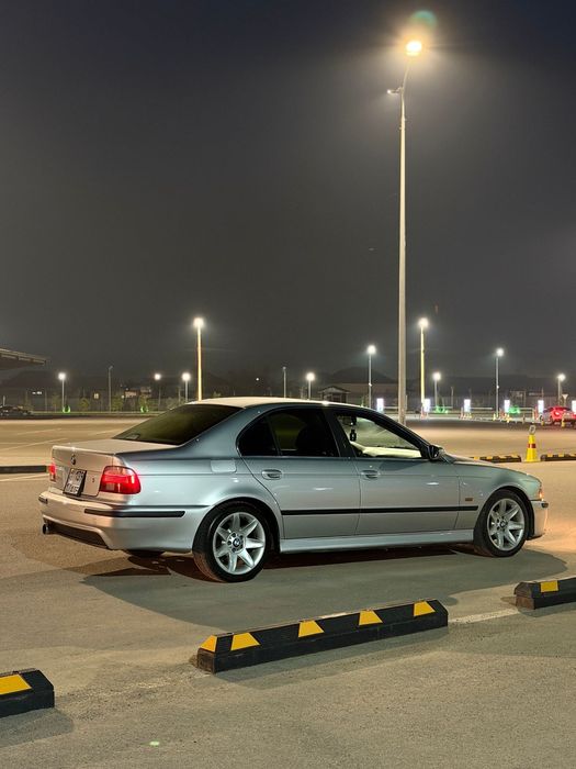 Машина БМВ седан