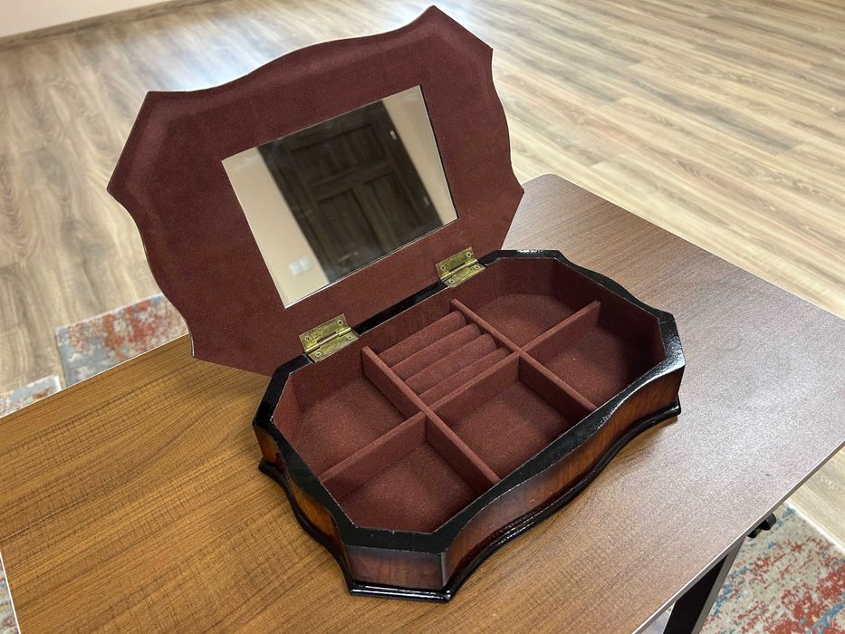 Кутия за бижута с велурена облицовка