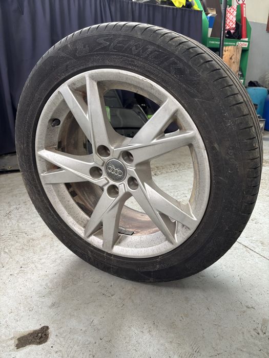 Vând 2 Roti, Jante originale Audi pe 17 cu cauciucuri de vară